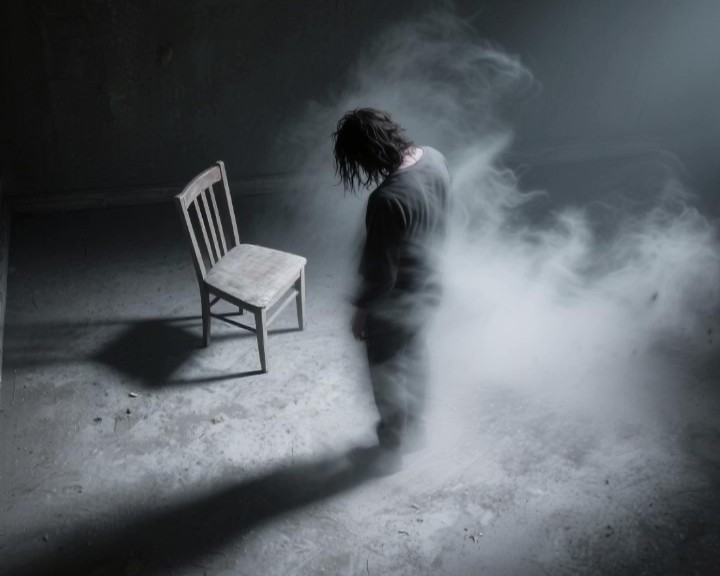 대체 텍스트: 우울증의 고통과 침묵을 표현한 사람의 실루엣 이미지